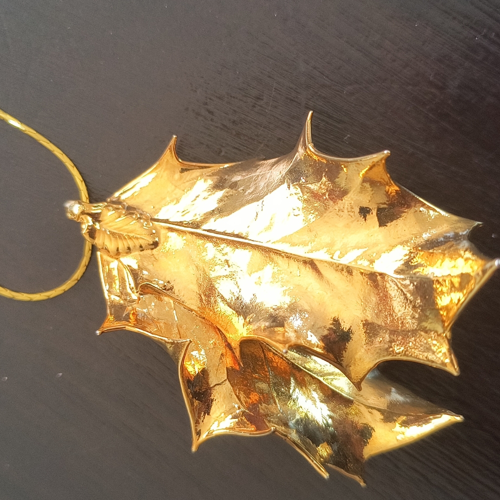 Real Holly Leaves Dipped in 24k Gold. Comes with chain necklace - Picture 4 of 11